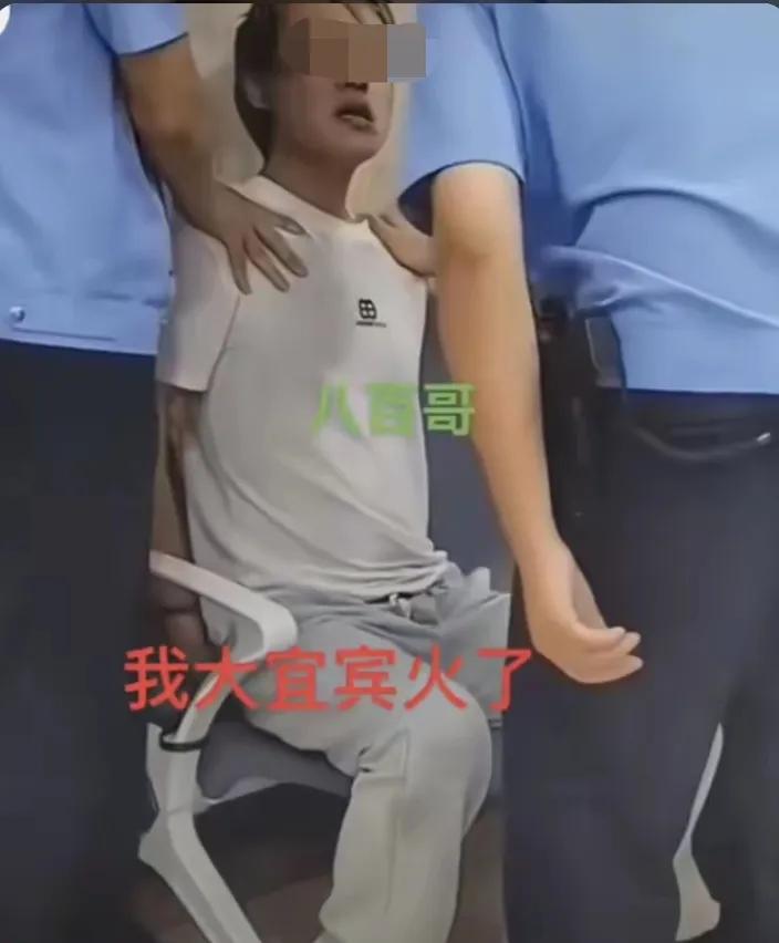 四川宜宾纺织厂男子的基本情况，他叫文某，27岁，据知情人说，此人曾经患有精神病，