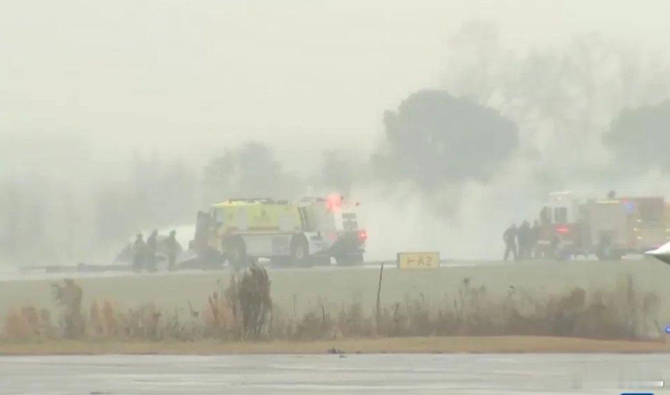 美一飞机着陆时坠毁多人死亡据美国联邦航空局消息，一架商用飞机12月18日10时许