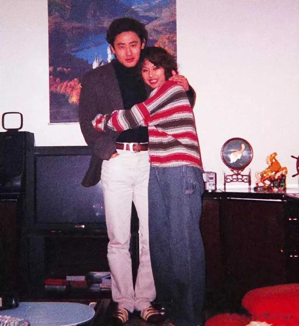 吴秀波的母亲改嫁，父亲和前妻的儿子一起生活。然而，两个儿子之间有很大的差距。哥哥