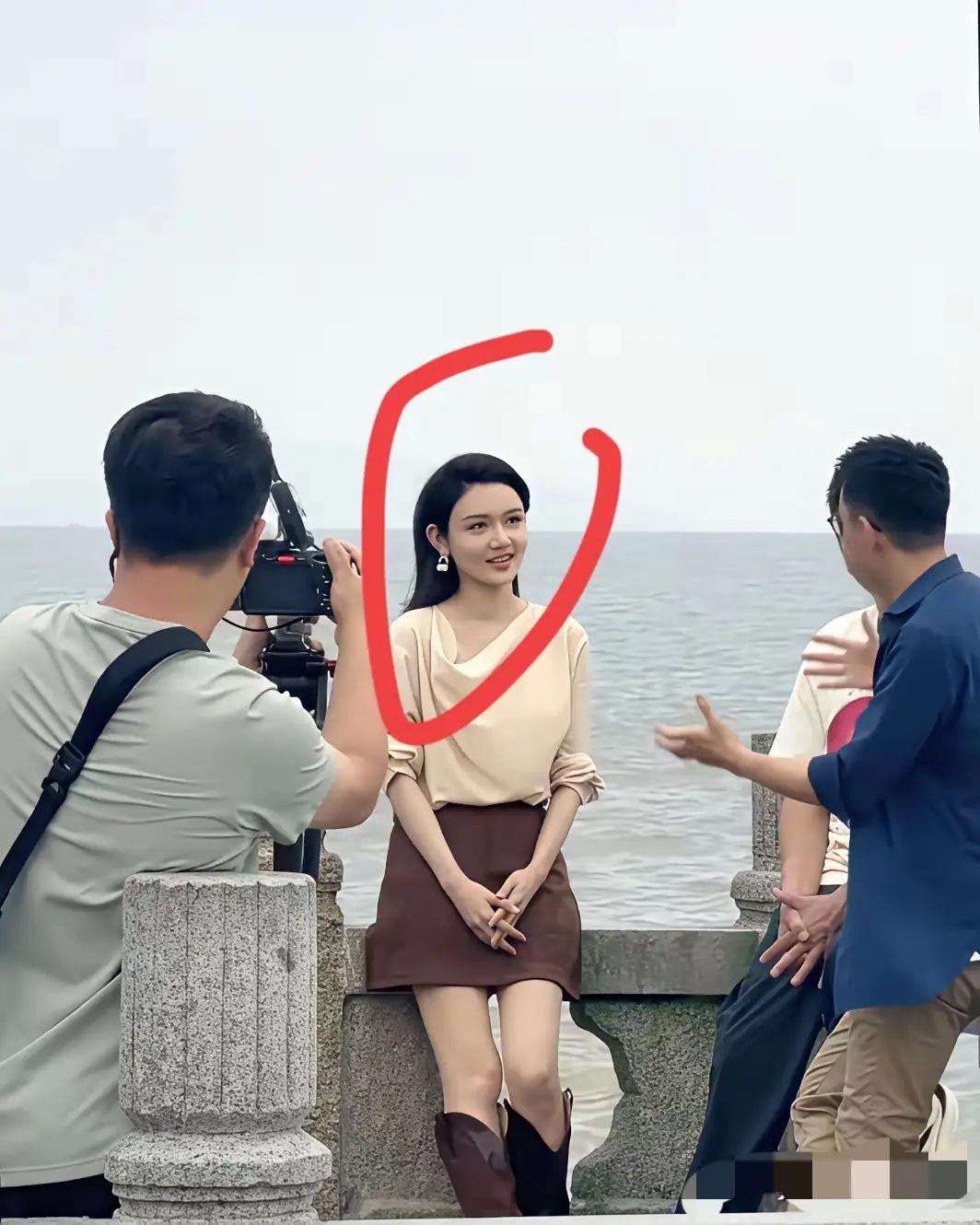 她比董卿知性，她比周涛漂亮，她比海霞优秀，这个美女主持人，你们认识吗？