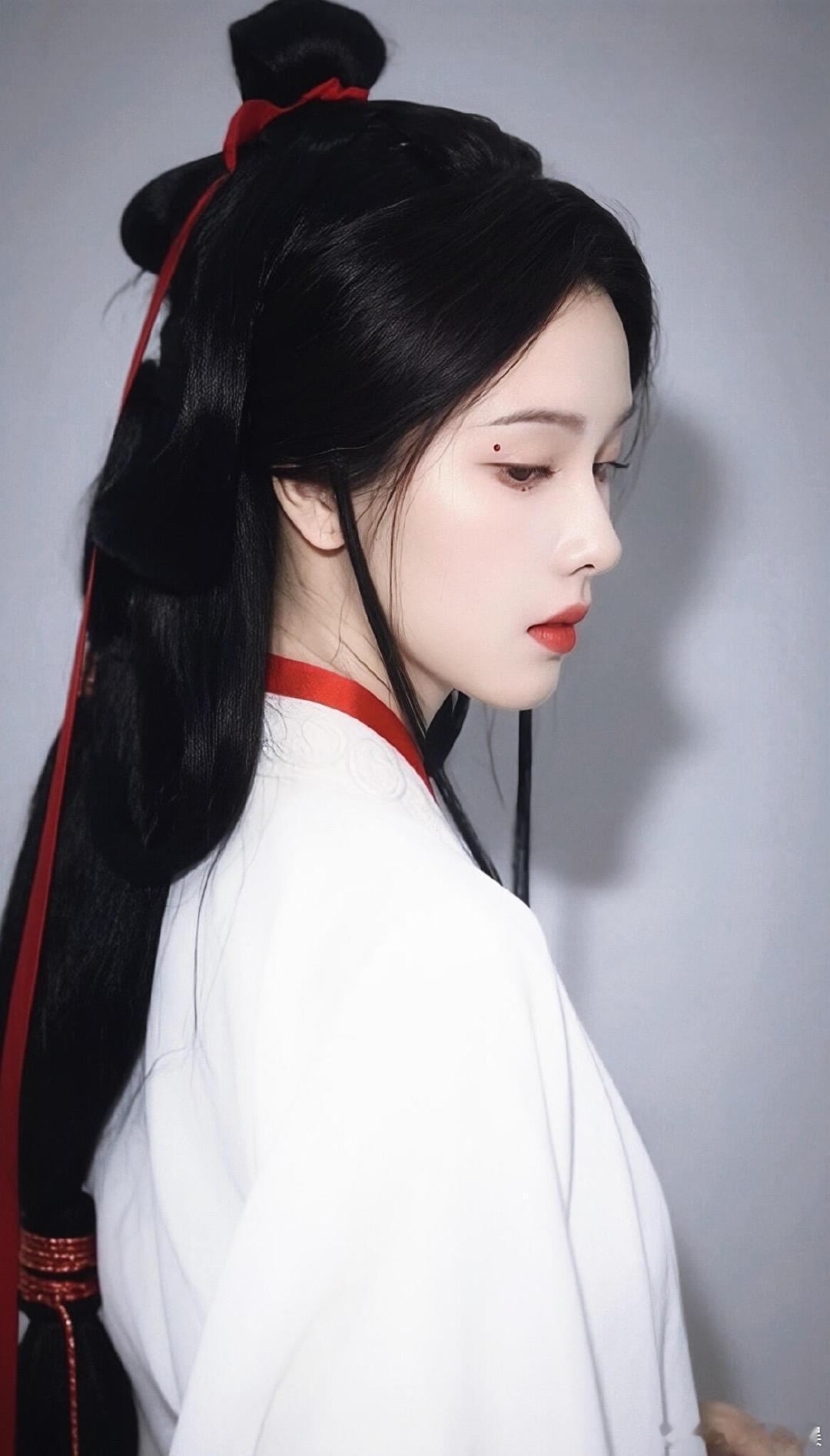 陈都灵全都灵 陈都灵的“灵”不是那种刻意做出来的，而是从骨子里透出来的。她大学读