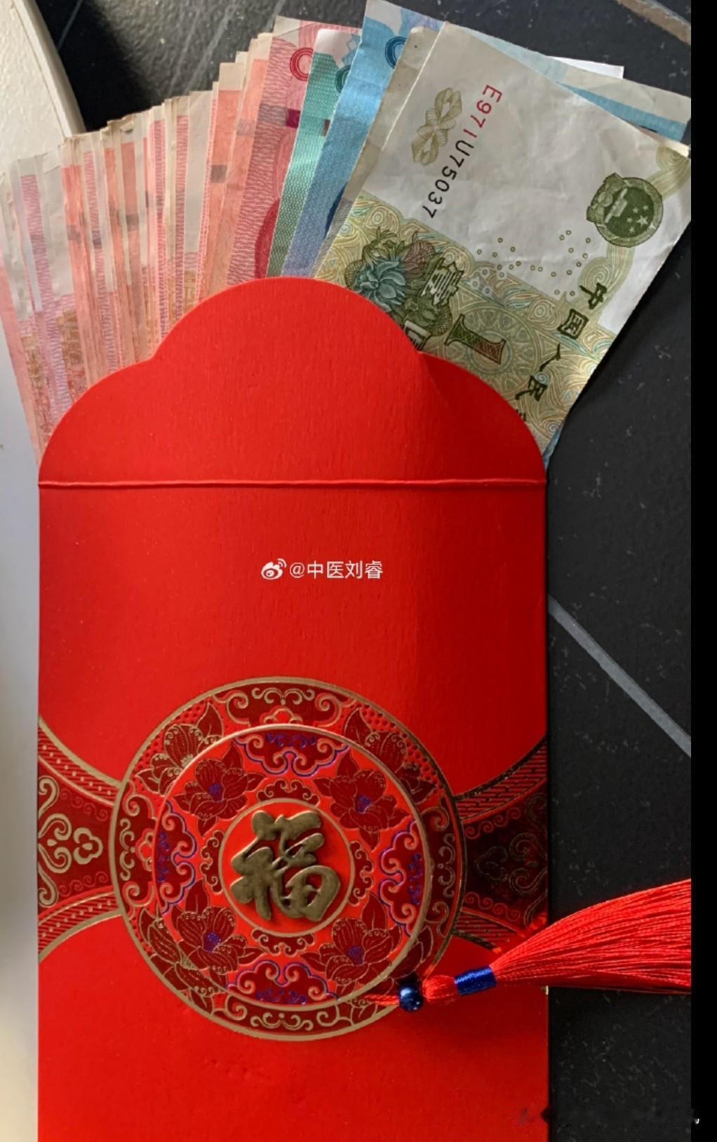 那天，深圳的太阳很大。

00后姑娘小李刚从上一家公司“毕业”，揣着简历，走进一