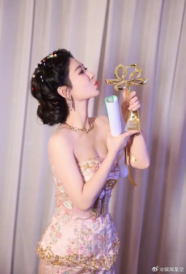 杨紫拿奖口碑有点翻车！此前几届白玉兰，吴越，周迅，宋佳等，还是比较让人信服的视后