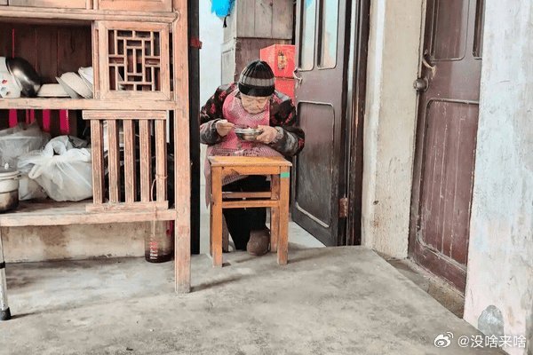 阿婆滴爱好 男士风格啊.不管喜欢啥 长寿就好哇......搜狐新闻:【102岁长