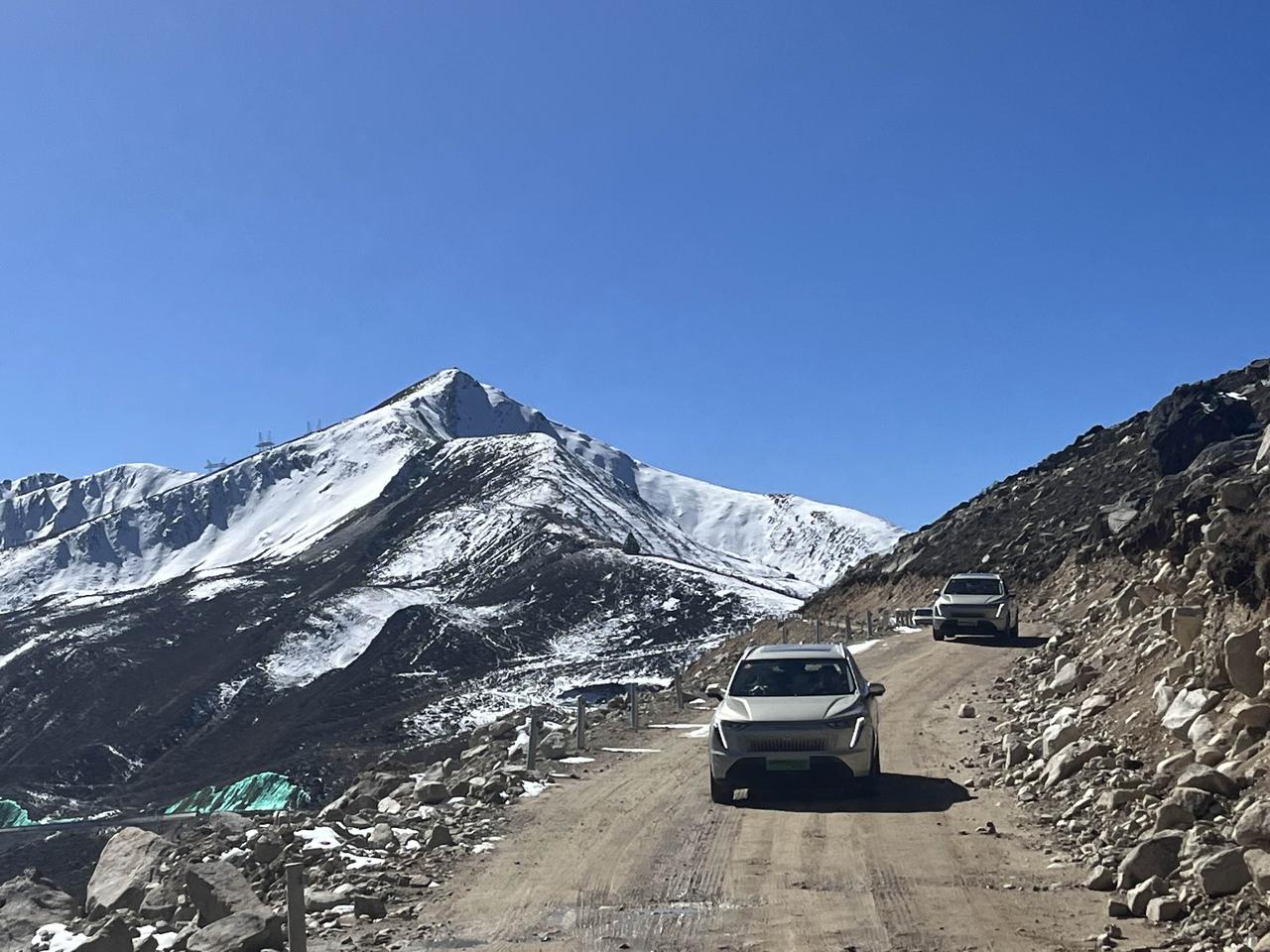 冬日生活打卡季开哈弗枭龙MAX雪山玩耍