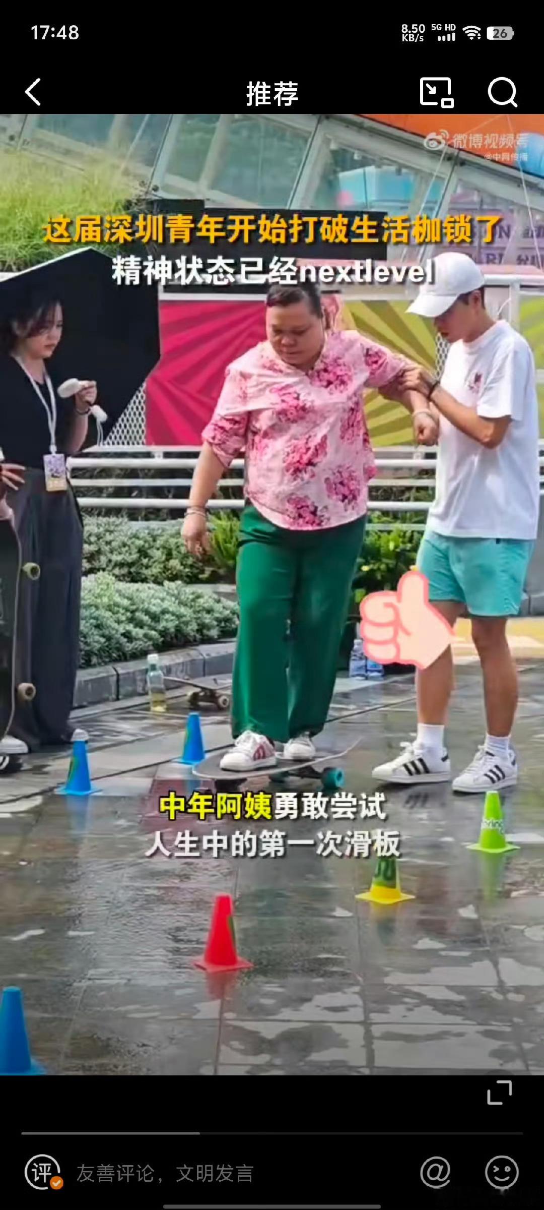 深圳街头都已经潮成这样了晚风卷着粤海街道的霓虹掠过，深圳的街头正上演着一场静默的