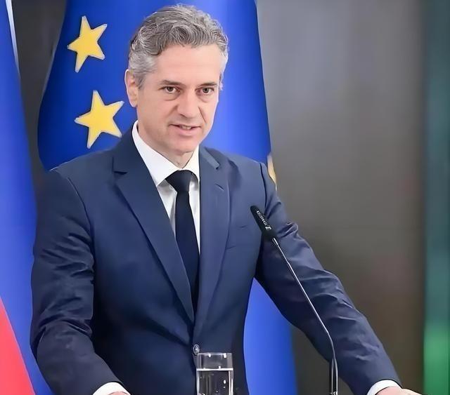 比利时首相曾经说：“人人都想加入 欧盟 ，没人想加入中国。 美国 的任何邻国都不