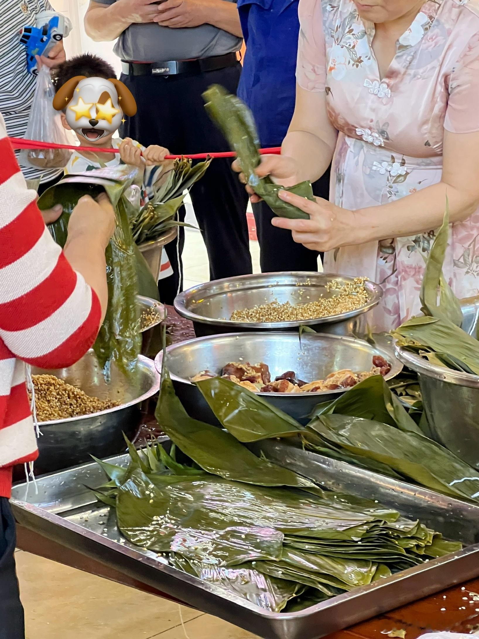 去菜市场买菜，看到包粽子比赛，虽然我不会包，但是很喜欢看别人扎粽子，那些熟练的动