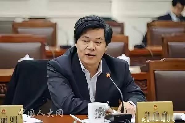 养老金连续上涨21年，唯独2026年迟迟没有官宣消息，牵动亿万退休老人的心。就在