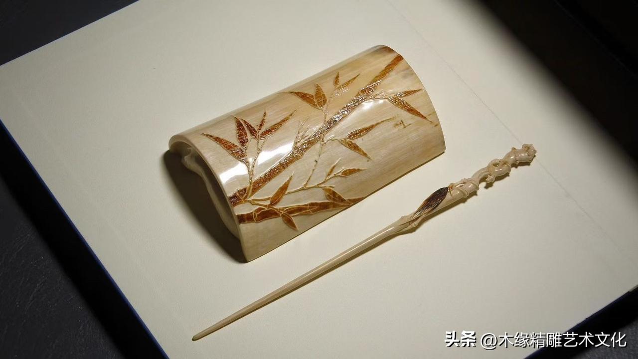 竹有竹的清气，牙有牙的温润。猛犸原皮巧雕茶则与茶拨，将竹枝的挺秀、竹叶的疏朗融入