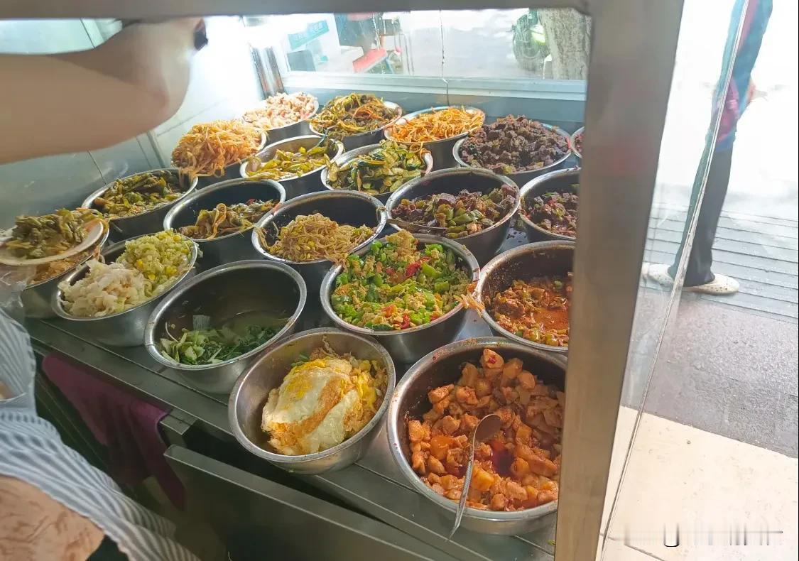  23年不涨价？听吃饭的人说是30年老店了确实名不虚传，排了好久好久人太多了，这