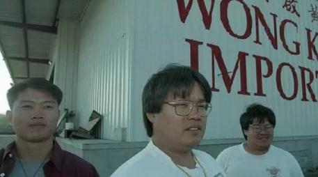 繁重的关税下，佛州一家深受当地人喜爱的家庭杂货店坚持不下去了，店主后悔投票给特朗