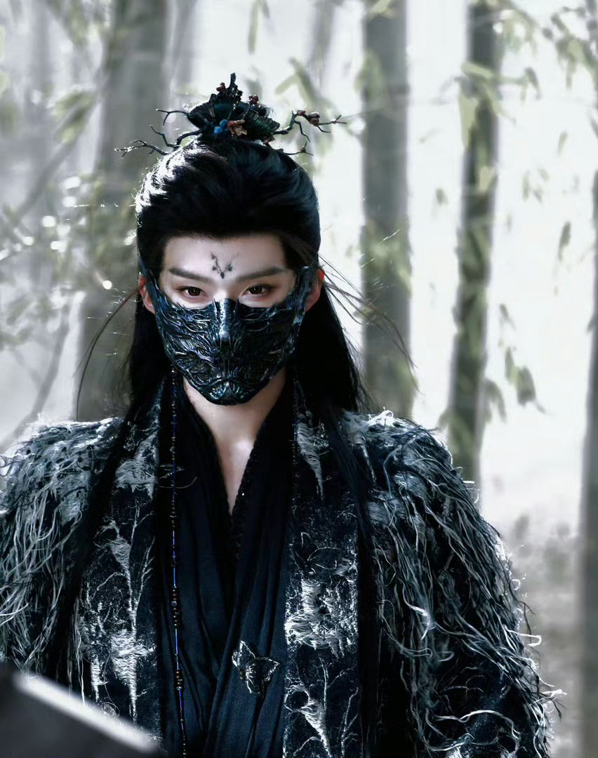 闫桉月鳞绮纪出场月鳞绮纪  被闫桉的蝶妖狠狠惊艳，颜值仙气又魅惑。打戏手势利落，