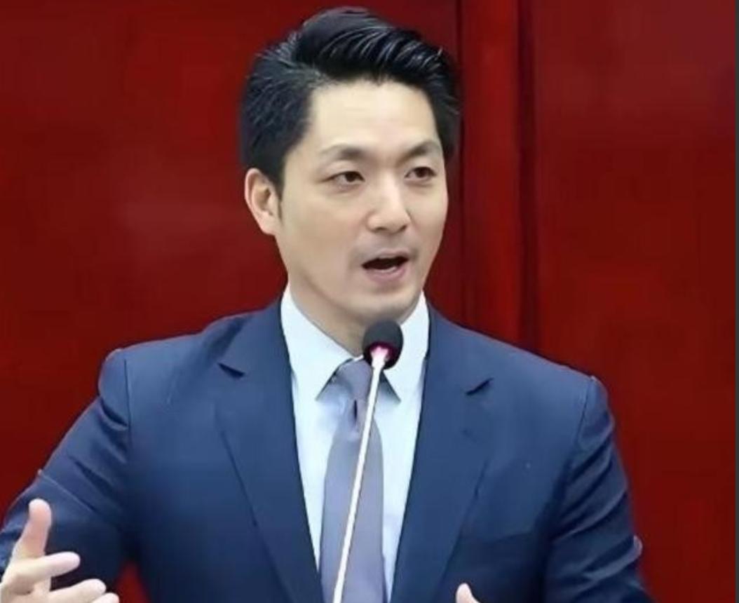 台北市 市长蒋万安曾宣称，如果大陆继续在 台海 进行军机绕台和军演的话，他就要停