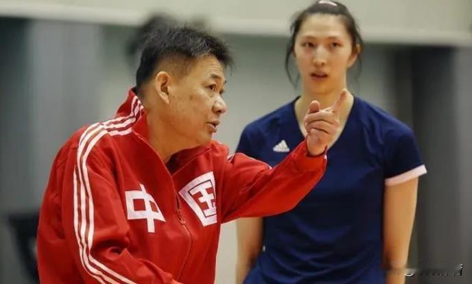 近日，中国女排主教练蔡斌接受采访时透露，老将张常宁在集训中非常努力，她每天都在咬