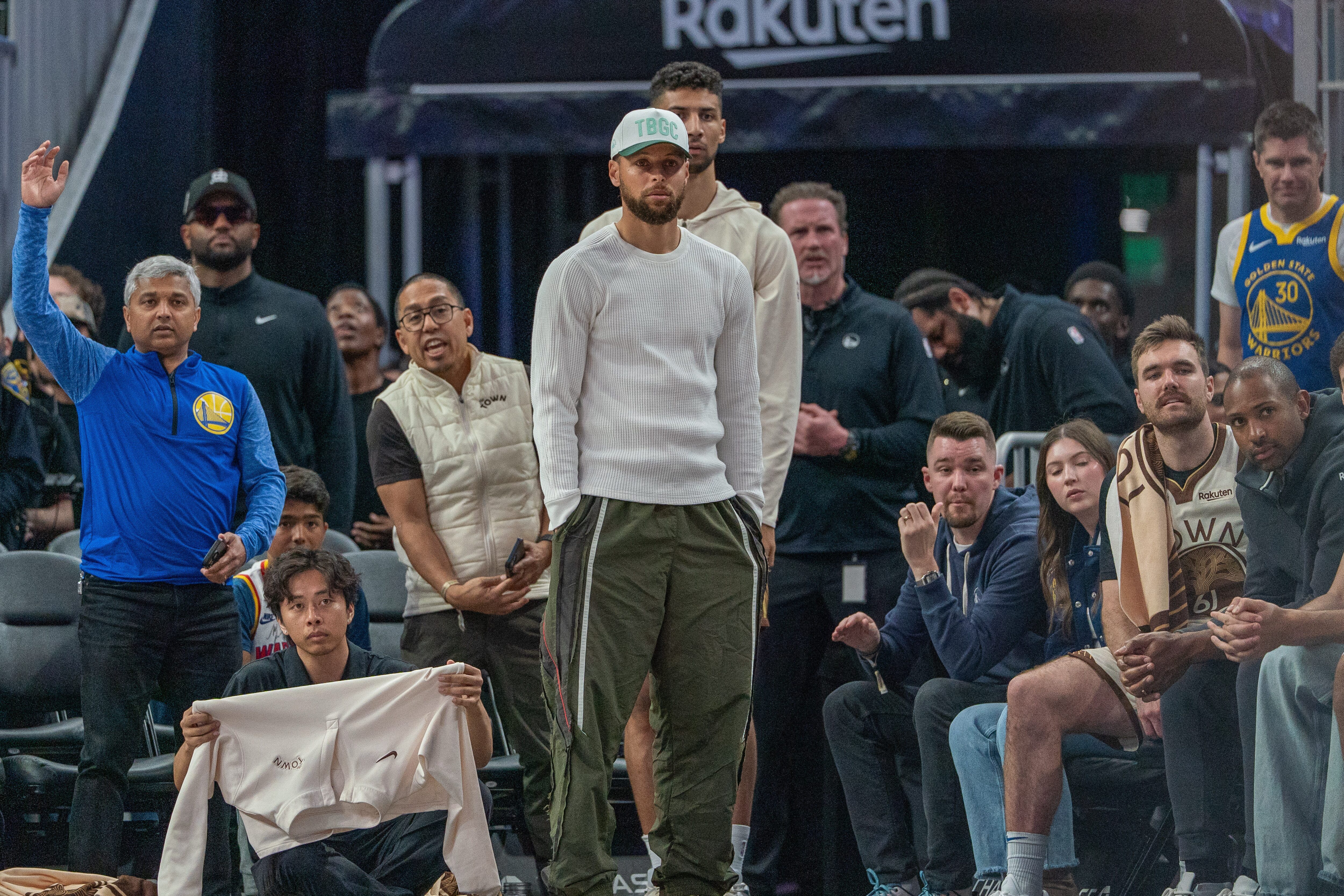 库里不打，也会坐板凳席陪伴球队库里