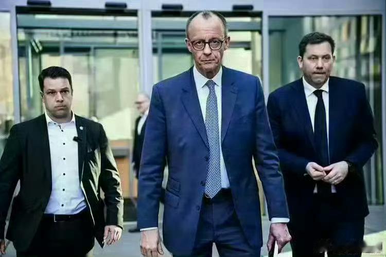 德国总理说，中国韬光养晦多年奠定基础，其军事将在可预见的未来里赶上美国。即使美国