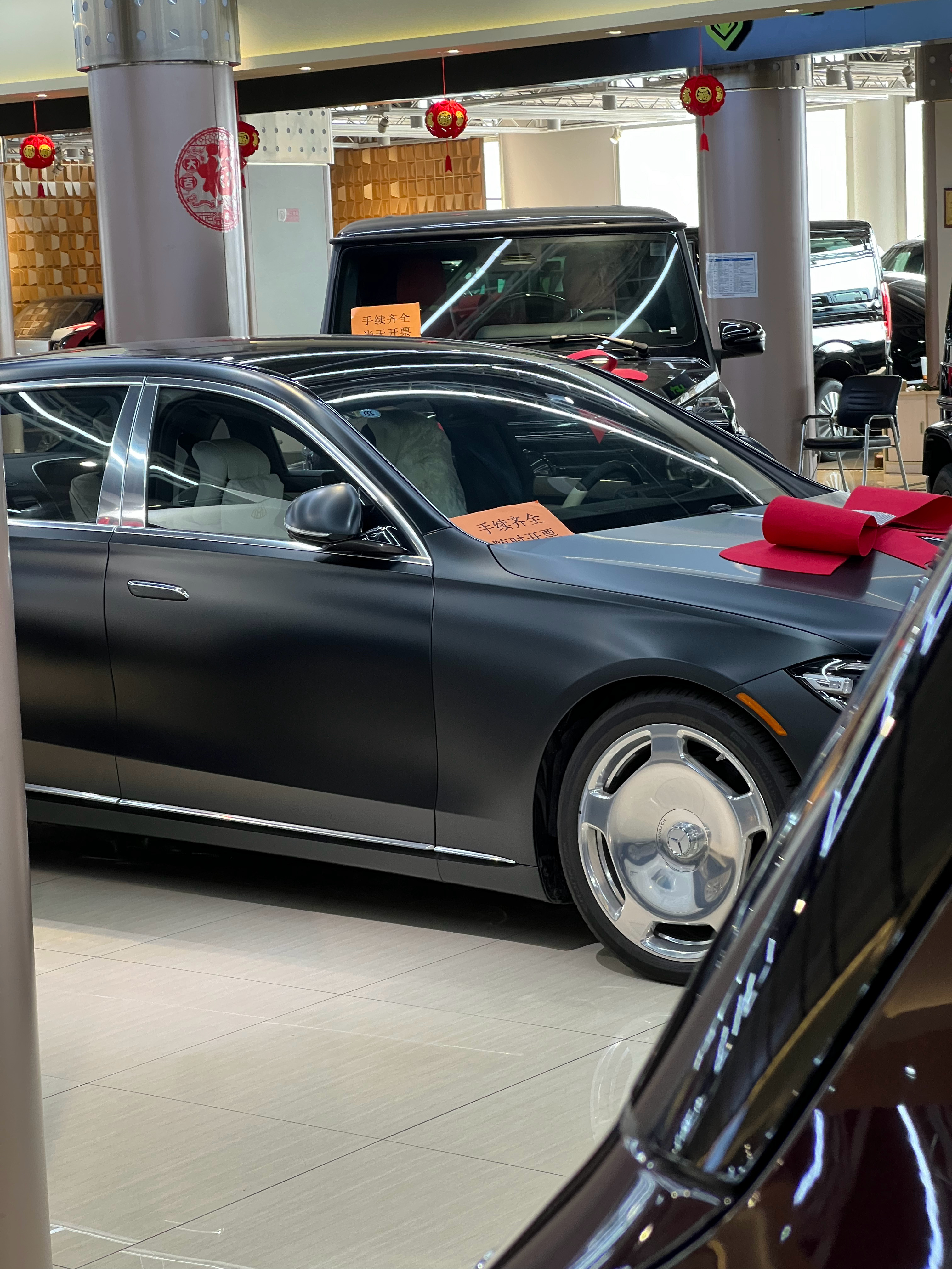 前段时间逛车城的时候，发现一台磨砂黑的奔驰S迈巴赫，磨砂黑的，很帅细看发现，前面