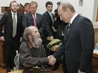 台湾的作家和历史评论家李敖对诺贝尔文学奖是这样认为的：只要出卖自己的祖国，就能获