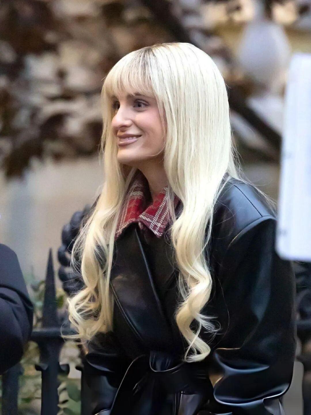 Meghan Trainor 最近现身纽约街头。
最新街拍，有点像 Ariana