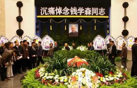 科学家钱学森对“摸石头过河”这一说法有着独特且科学的见解，钱学森认为，“摸石头过