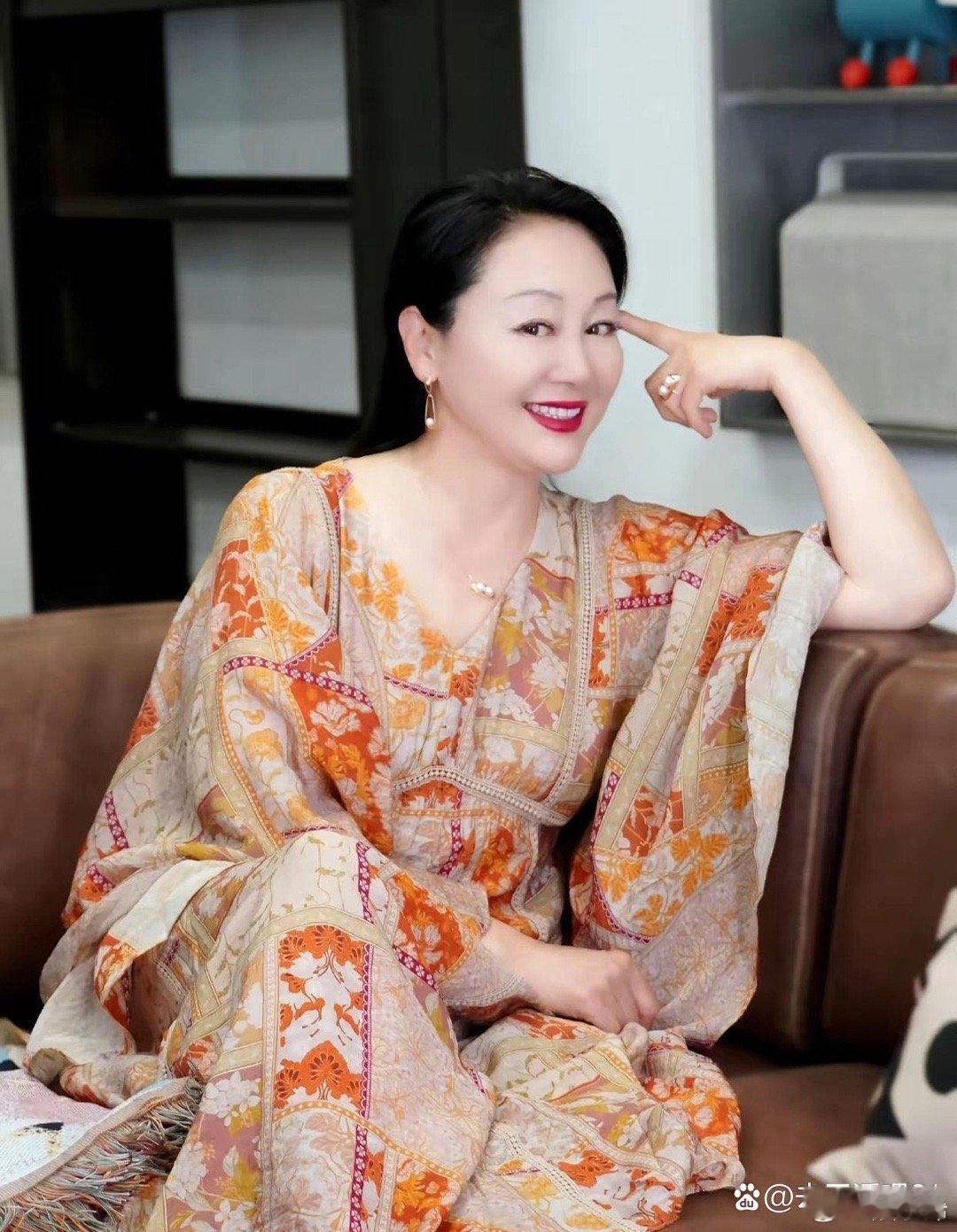 61岁的王姬虽然已是半老徐娘，但依然风韵犹存，韵味十足，魅力不减当年啊 