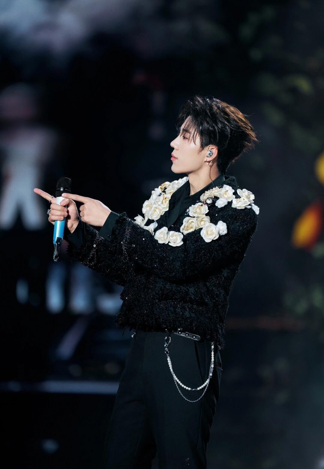 舞台属于路卓豪！！特别棒！要一直大声唱！丝丝禾儿一直陪在你身边！太帅了哥 是那种