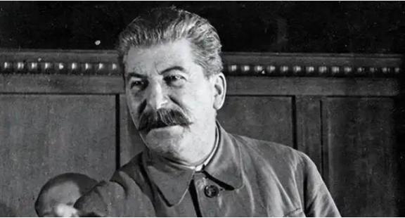 斯大林到底有多让人害怕？咱就这么说，世界上从来没有一个领袖，能像斯大林那样，对自