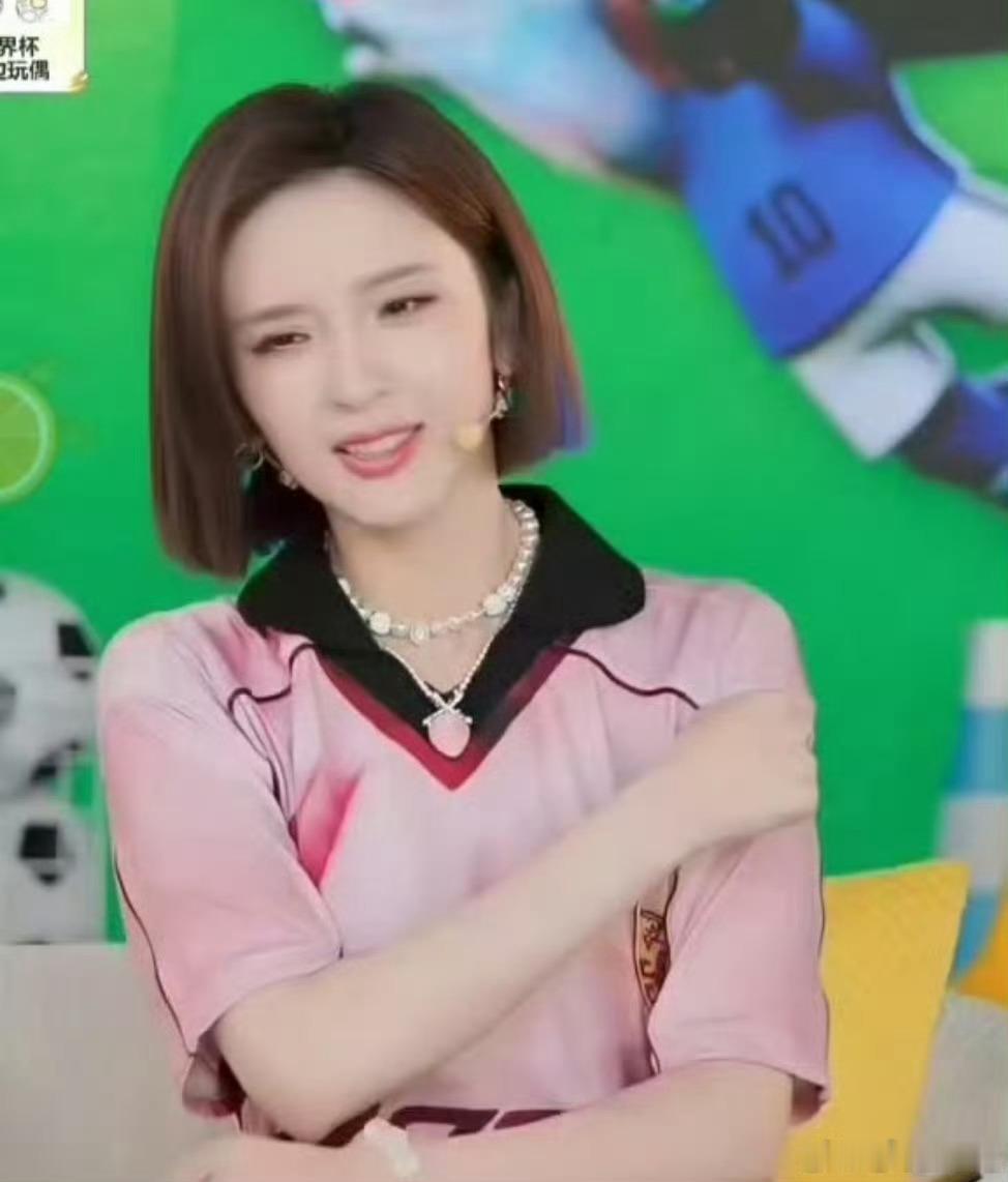 唐艺昕解说团出道唐艺昕姐说球粉色娇嫩正适合唐艺昕 解锁解说新身份，粉裙衬得气质娇