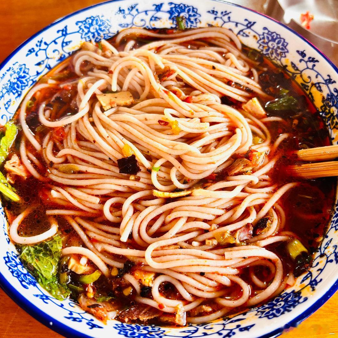 烧肉米线！果然是雨季，雨一会儿下一会儿停。 