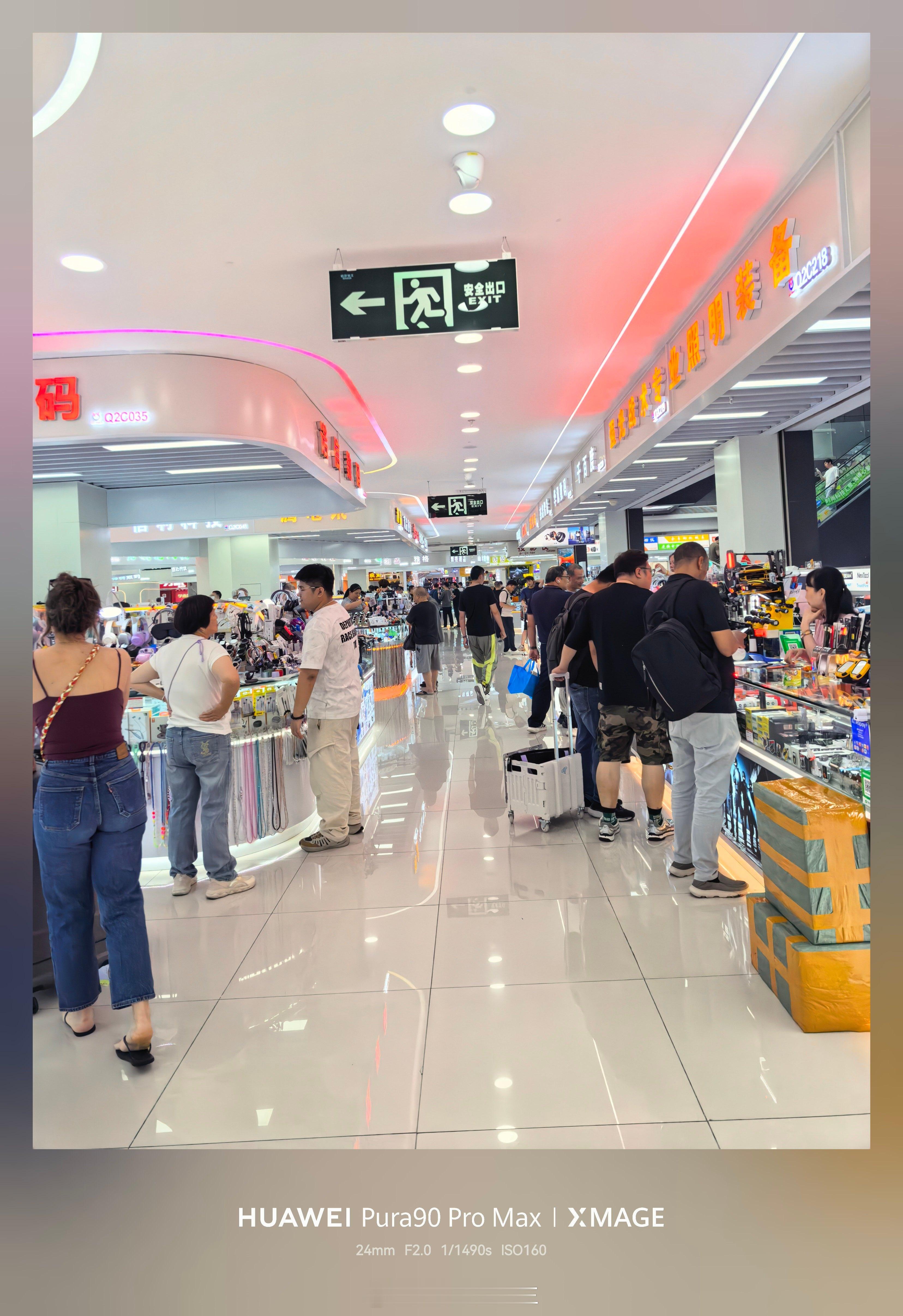 好久没来华强北了，本以为现在线下没啥人了吧，结果这人竟然依旧呼啦呼啦的 深圳·华