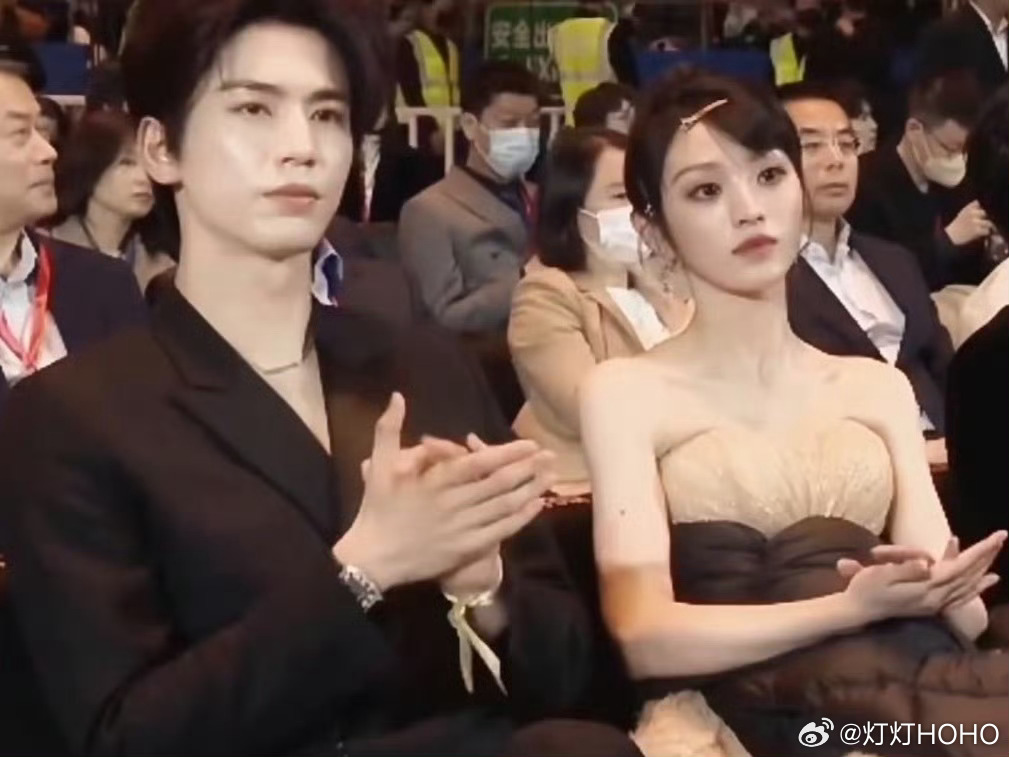 张凌赫  谁懂！张凌赫田曦薇经纪人破万让经纪人拍也太好嗑了！重生之死对头变爱人直