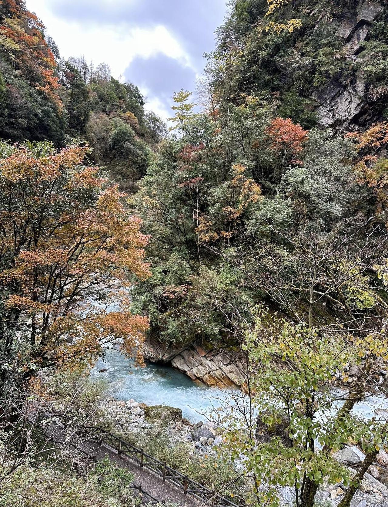 不要拉朋友一起同行，要在路上找朋友。