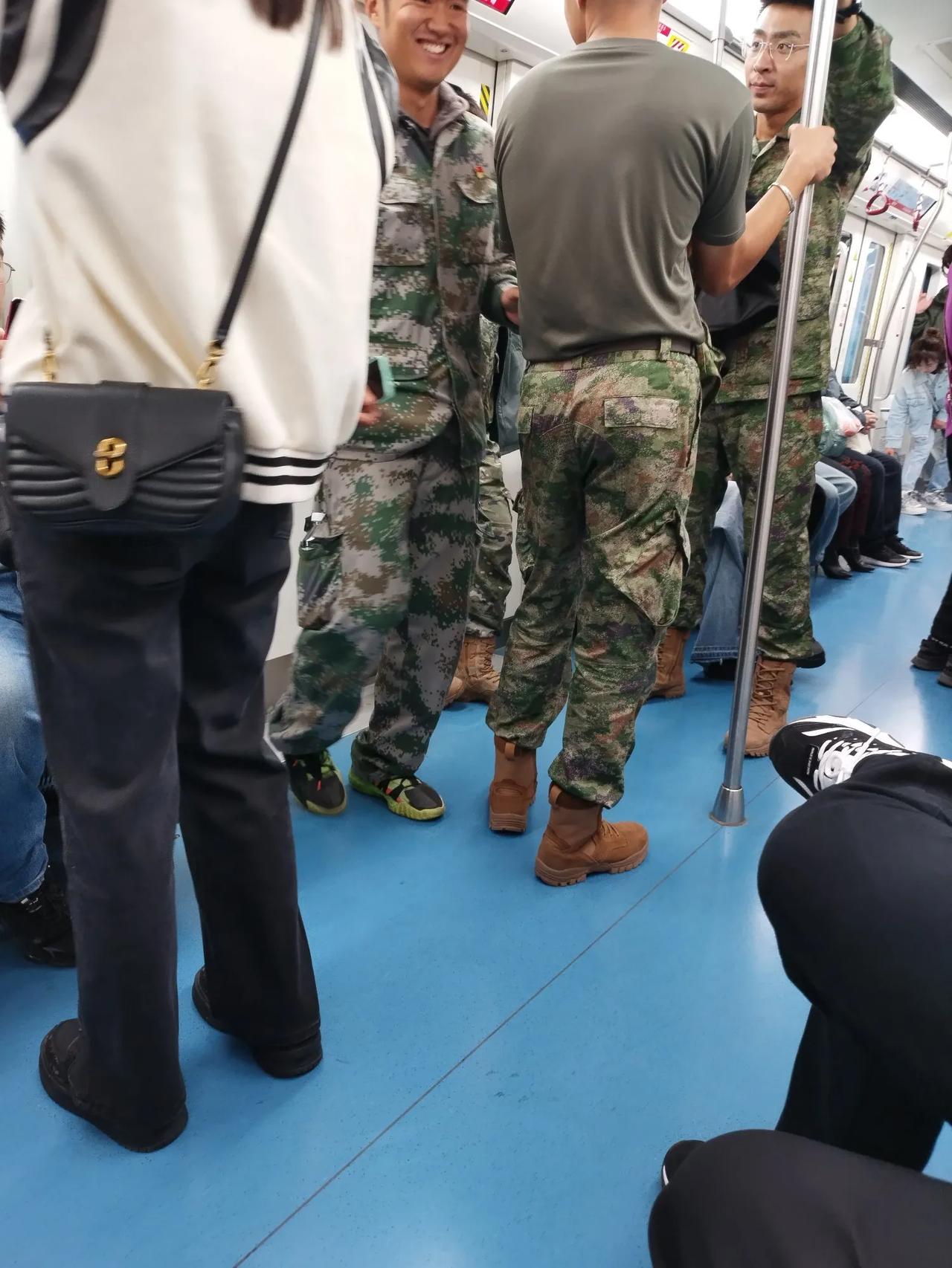 地铁里看见这当兵的，右手腕还戴着个银镯子。

这是什么意思呢？为什么当兵的还带银