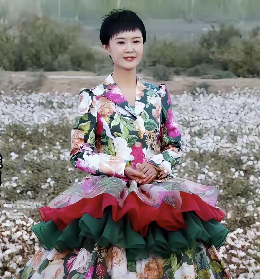 贺娇龙妹妹透露，姐姐一直忙着工作，连自己的孩子都没有生，而是收养了一个聋哑女孩。