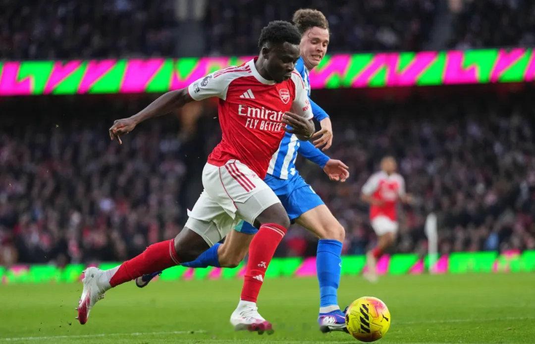 Squawka统计萨卡本场比赛数据：16次对方禁区内触球（全队最多），7脚射门（