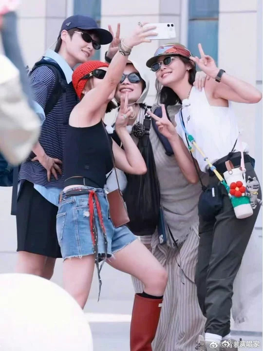 倪妮晒与李宇春辛芷蕾高叶合照倪妮晒向野的我们出发照倪妮晒与李宇春辛芷蕾高叶合照?