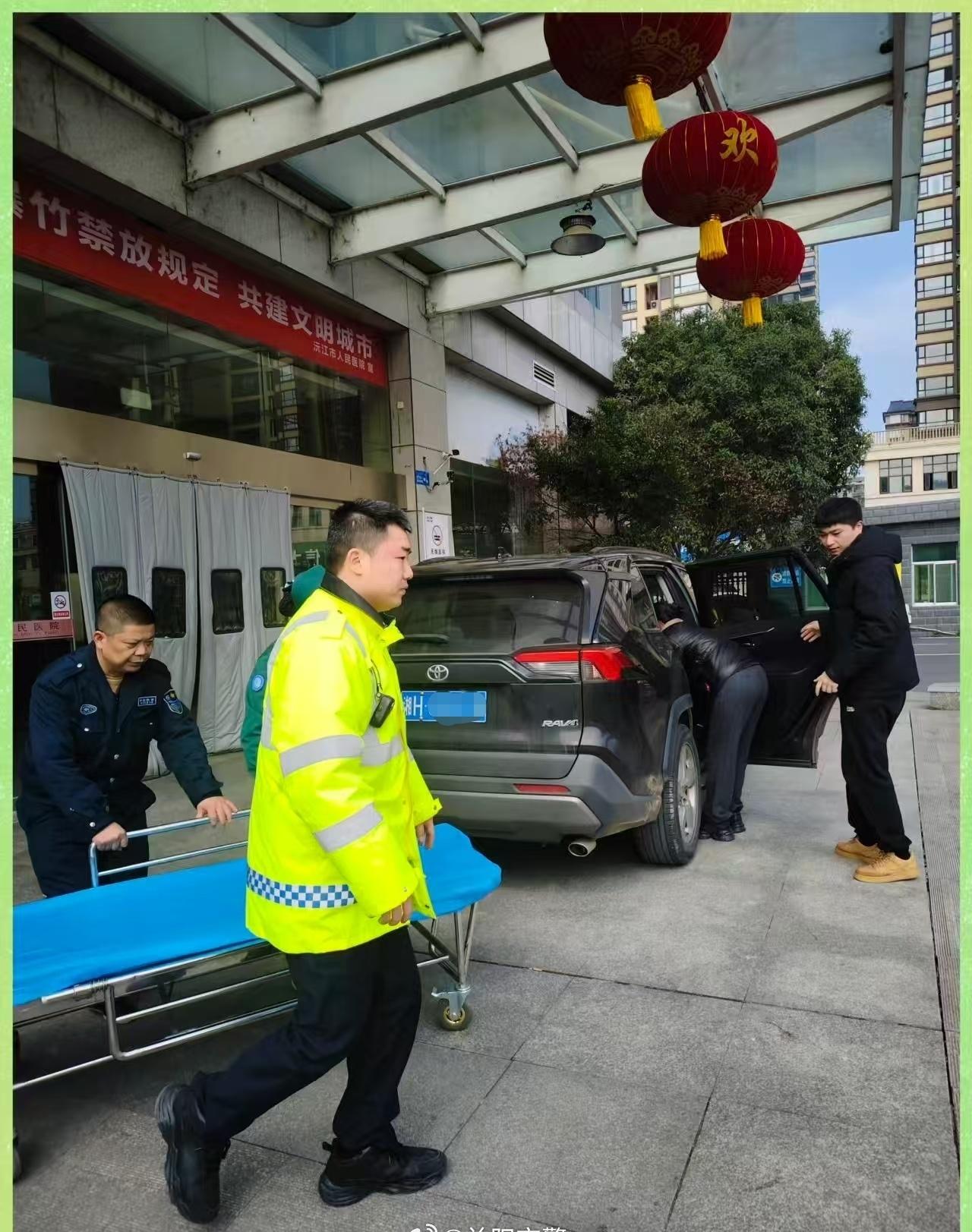 沅江交警紧急开道送医】
2月18日大年初二，沅江市交管大队民辅警在国道234线赤