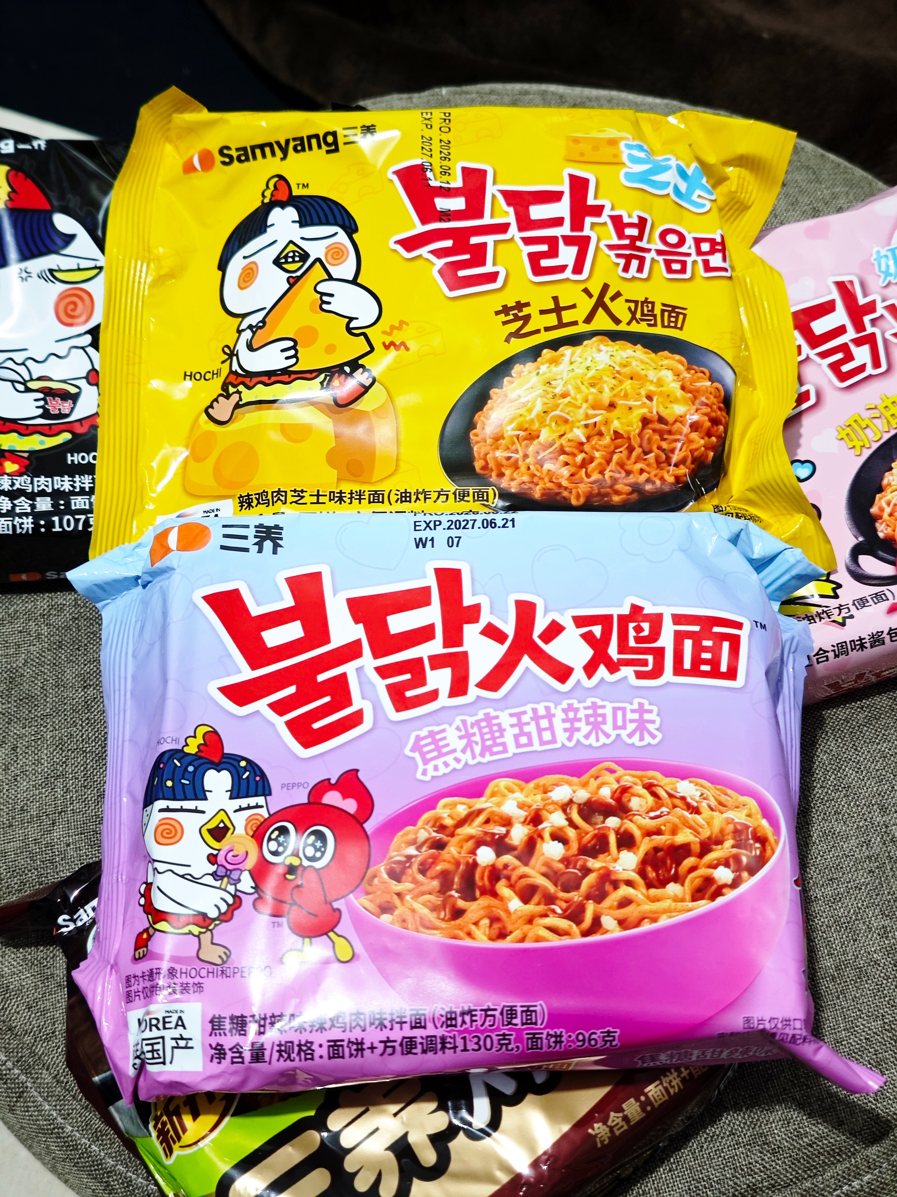 黄色芝士火鸡面一般，就是黑包加了芝士粉。我对芝士不太感冒，而且到最后感觉有点子腻