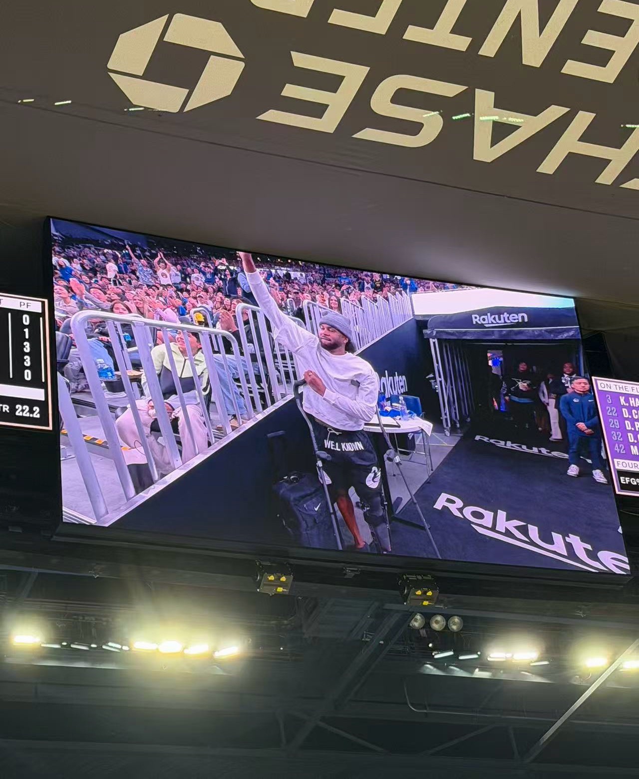 最好的穆迪！….刚刚做完手术，穆迪这就拄着拐来现场了，还跟波斯特唠嗑呢金州勇士 