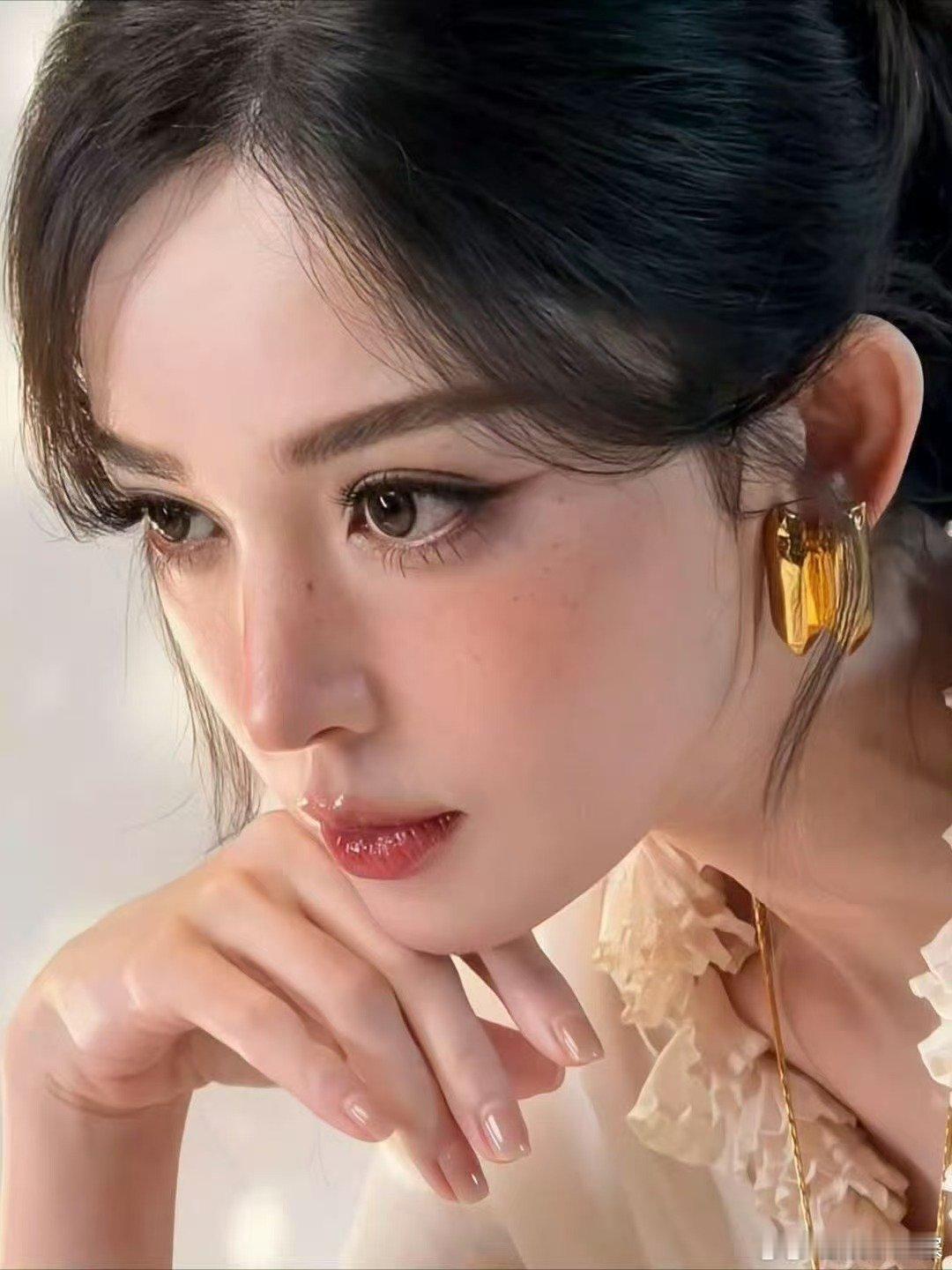 李佳琦也没逃过娜扎的古娜之夹娜扎的古娜之夹从不失手，就连李佳琦都没能幸免，痛到尖