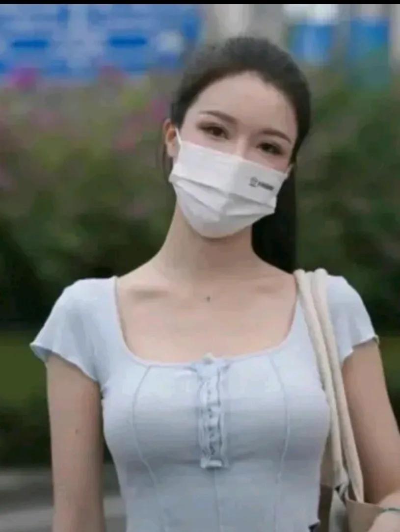 在一个阳光明媚的午后，林浩在公园的湖边散步，偶然间，他注意到了一个身影——妹妹。