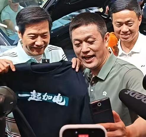 上午雷军刚在北京车展开完发布会，下午就开启逛展模式，分别给李斌、何小鹏、李想送了