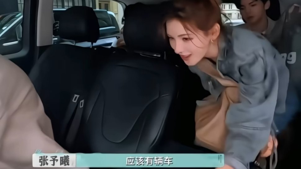 张予曦不小心坐毕雯珺腿上啊啊啊我看到了什么，张予曦就这么水灵灵坐毕雯珺腿上了，我