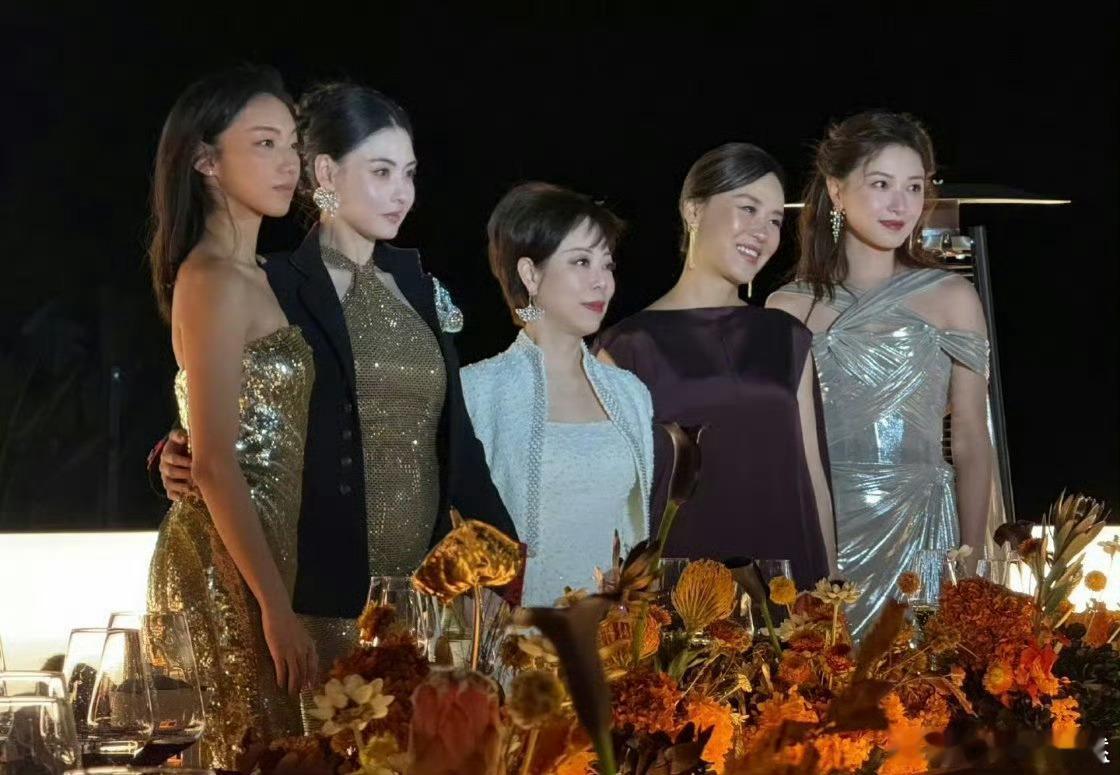 鎏金女神世纪同框，四美齐聚，邬君梅、张柏芝、万茜、那尔那茜，美颜盛宴，惊艳时光。