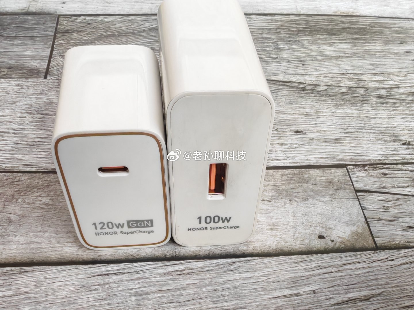 荣耀要不多考虑做一些配件？荣耀魔方全能充电器真的很好用！入手了大概用了半个月，手