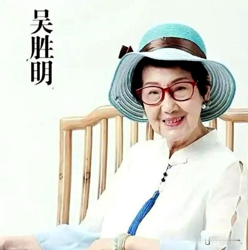 太狠了！94岁亿万富婆扫厕所谋生，一句话让无数年轻人破防

凌晨4点的公厕门口，