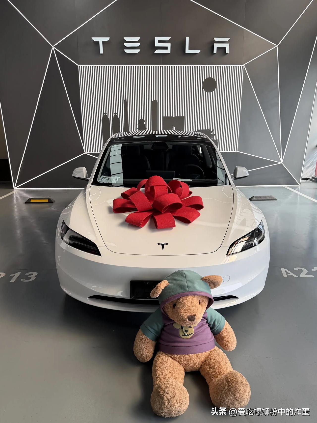 分享我这周有趣的事：新买的特斯拉，车头还系着大红蝴蝶结，超可爱！🎁🚗💖