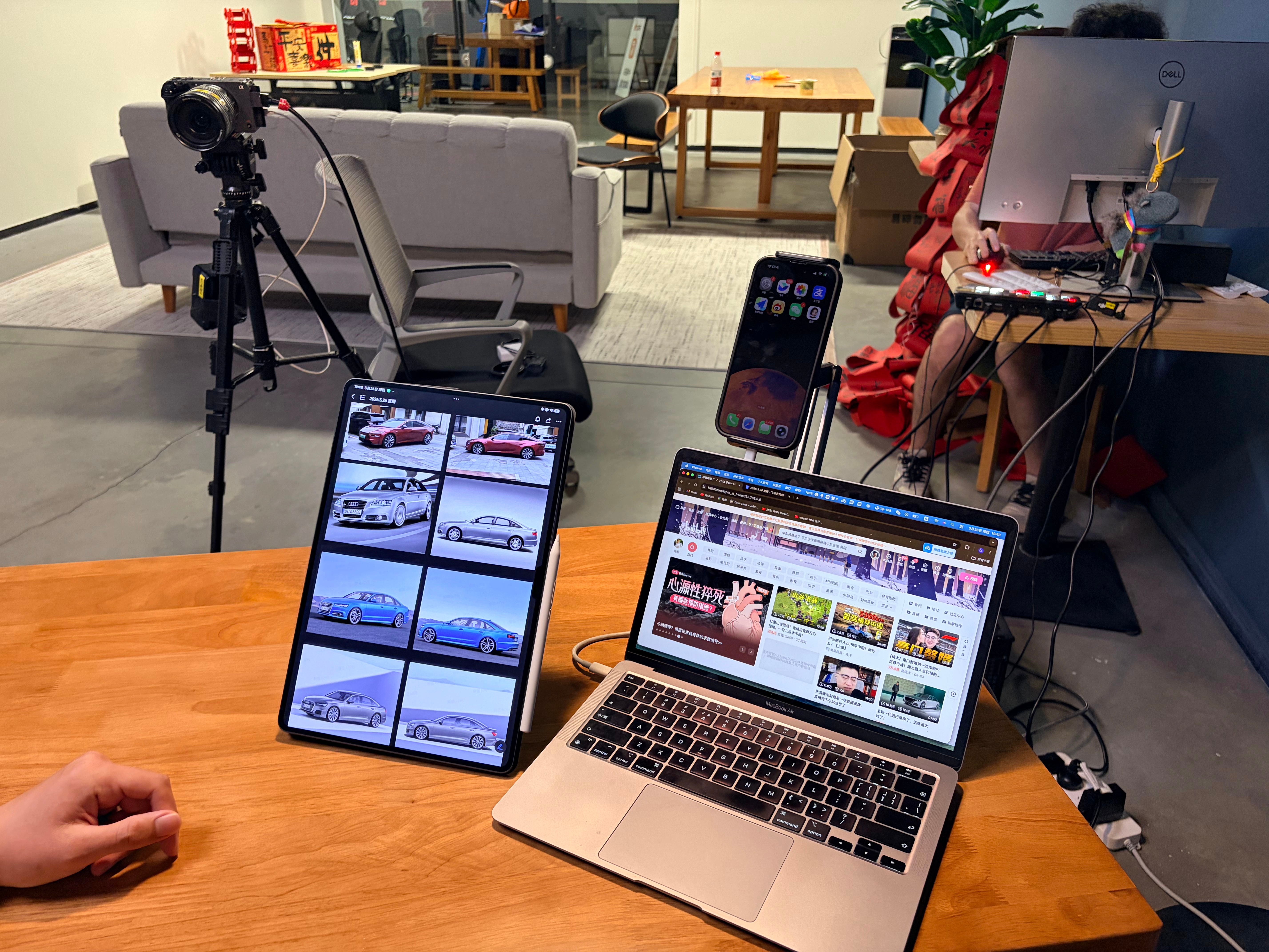 直播一把，搭直播环境跟做汽车座舱有点像，反正屏幕多，看起来就是高级