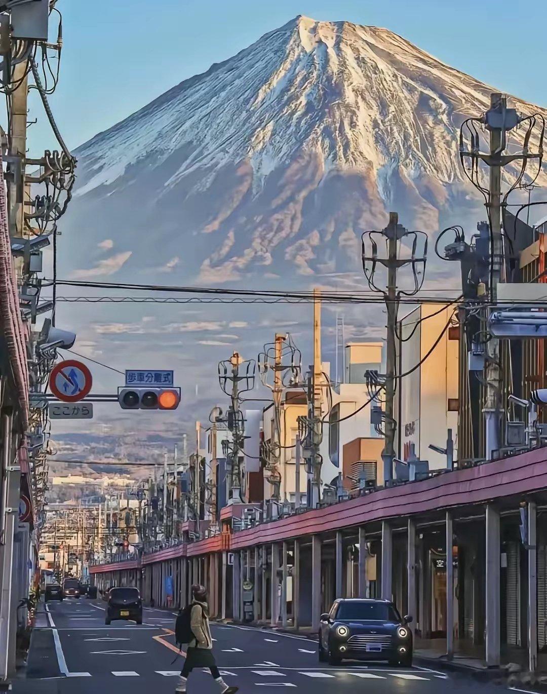 日本东京，街头遥看富士山。火山如果喷发，东京几乎是团灭。[并不简单] 
